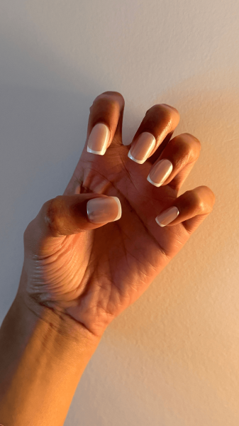 Taylor after applying the Glamnetic PressOn Nails in Mother Pearl